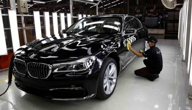 Ingat, Jangan Parkir BMW di Bawah Terik Matahari