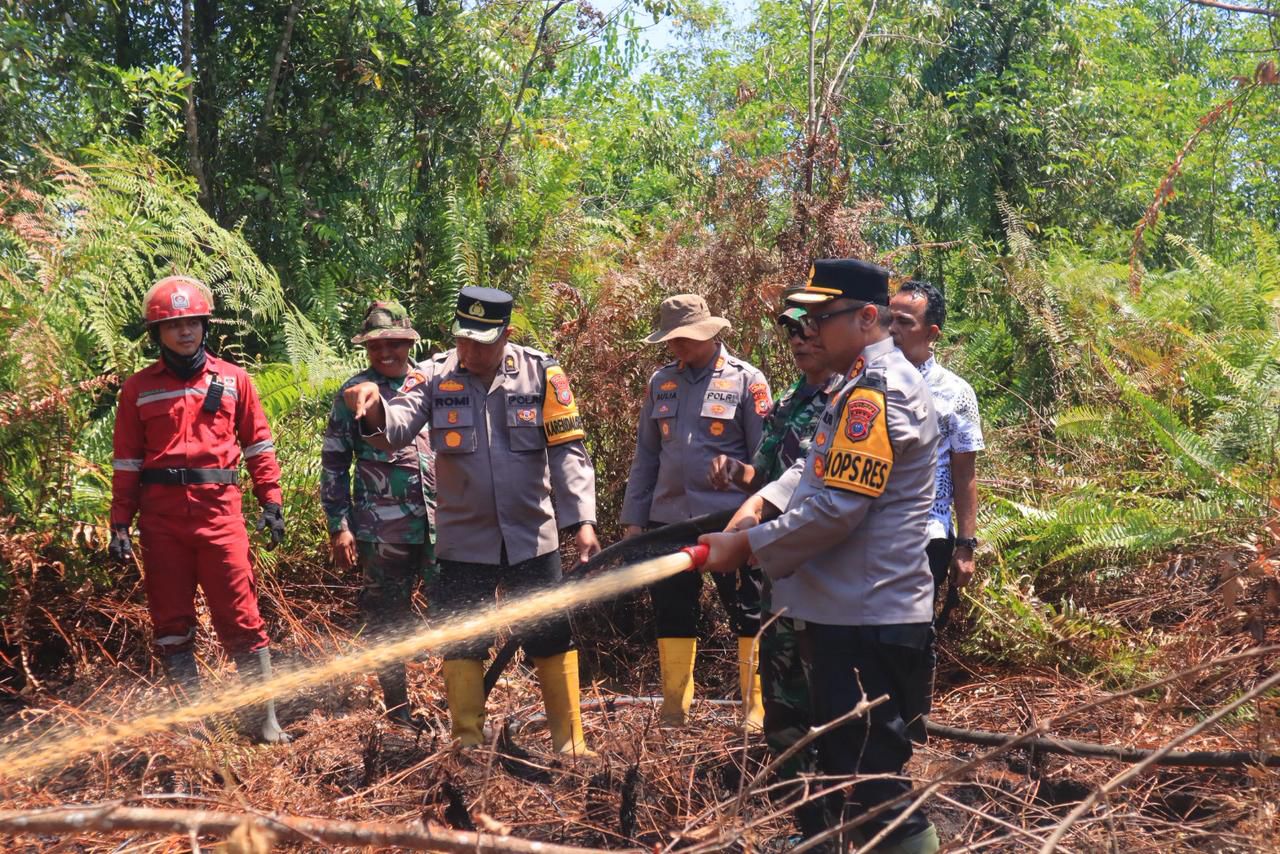 Baru Menjabat, Kapolres Kampar Turun Tangan Padamkan Karhutla di Tambang