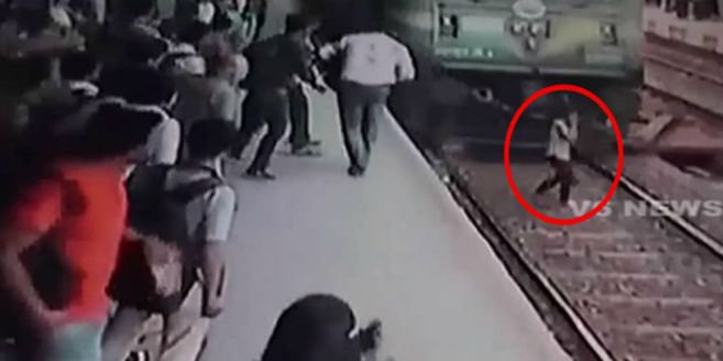 Wiih ! Tak kuat jangan lihat, ada yang aneh saat orang ini terlindas kereta