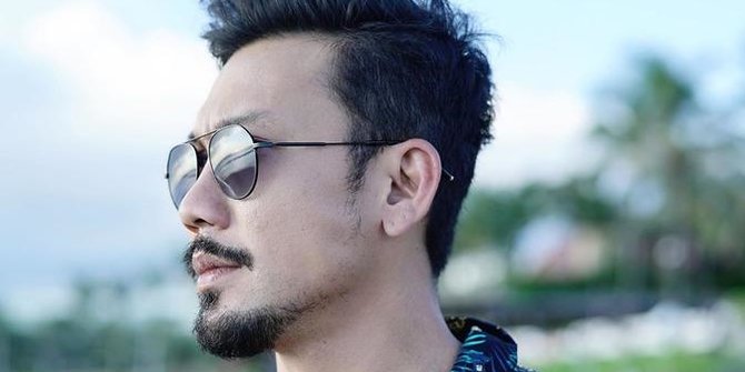 Wah! Denny Sumargo Pamer Perut Sixpack, Warganet Heboh