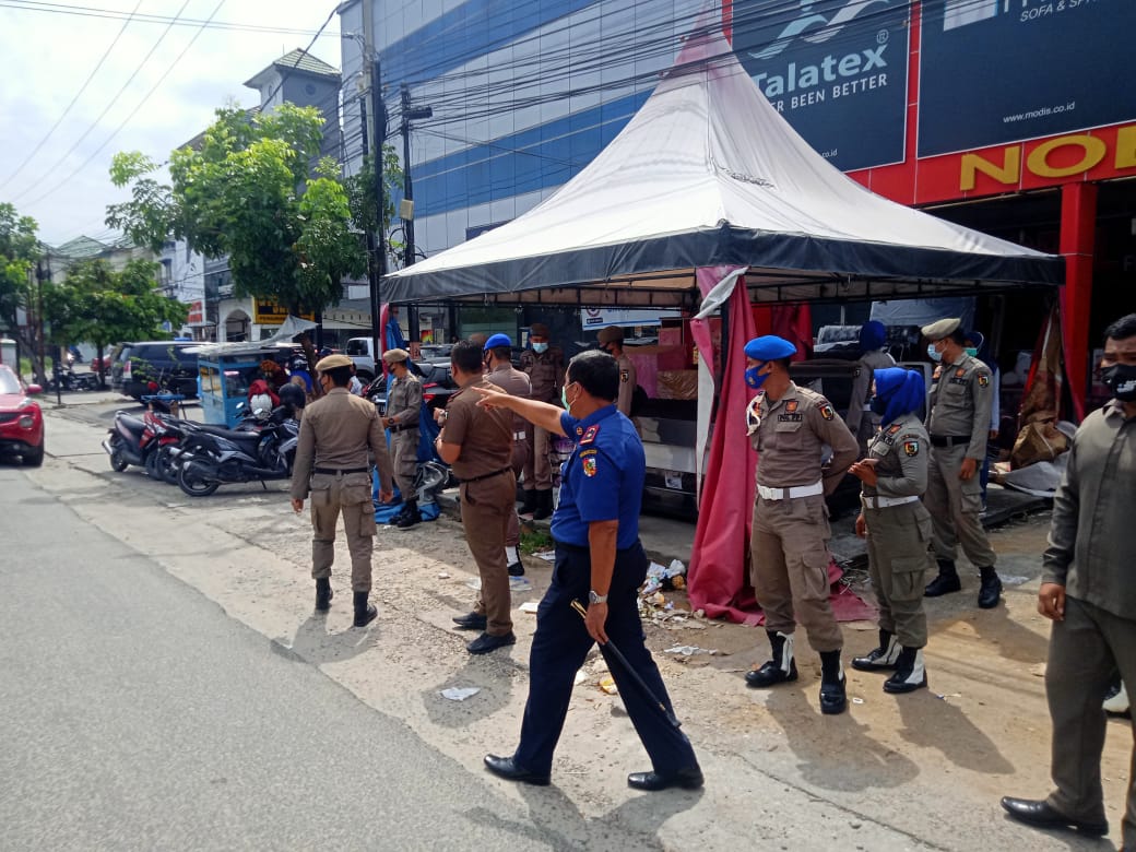 Plt Kasatpol PP Pekanbaru Turun ke Lokasi Penebangan 83 Pohon Pelindung