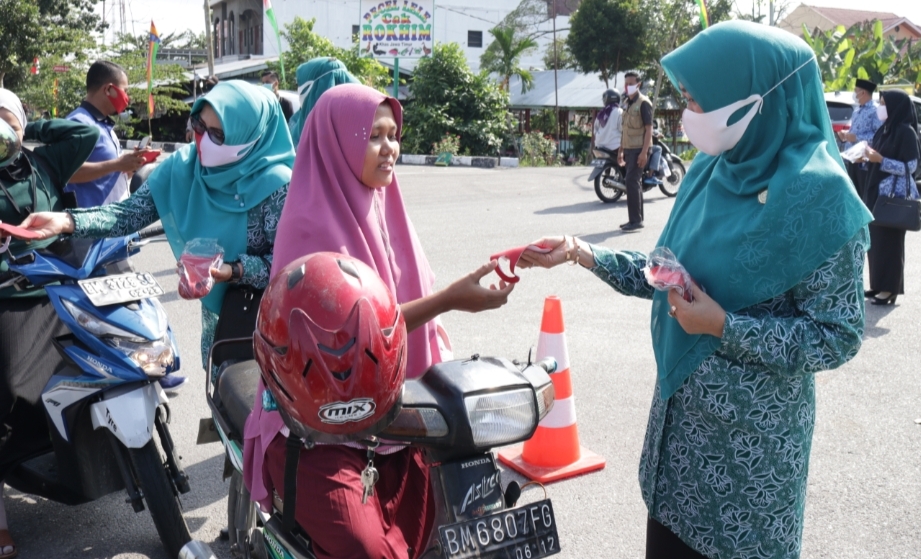 Untuk Mencegah Penularan COVID-19, Rasidah Alfedri Gelar Gerakan Bersama Pakai Masker, Gratis