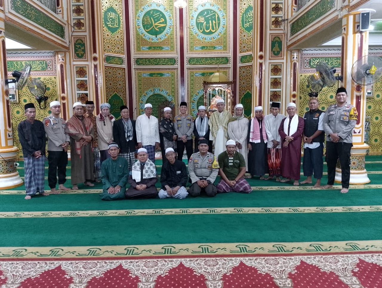 Kapolsek Kempas Salat Subuh Berjamaah Sambil Kampanyekan Pemilu Damai