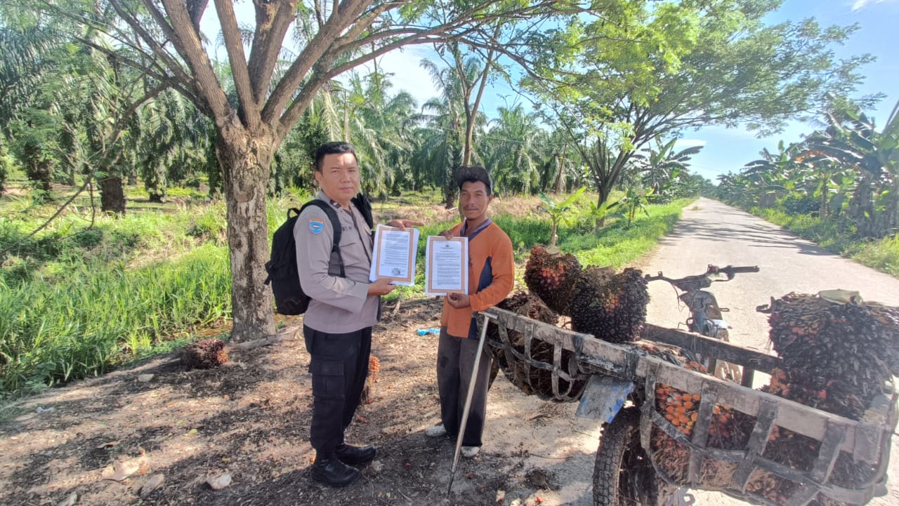 Cegah Karhutla, Bhabinkamtibmas Sosialisasi Bahaya Membakar Lahan