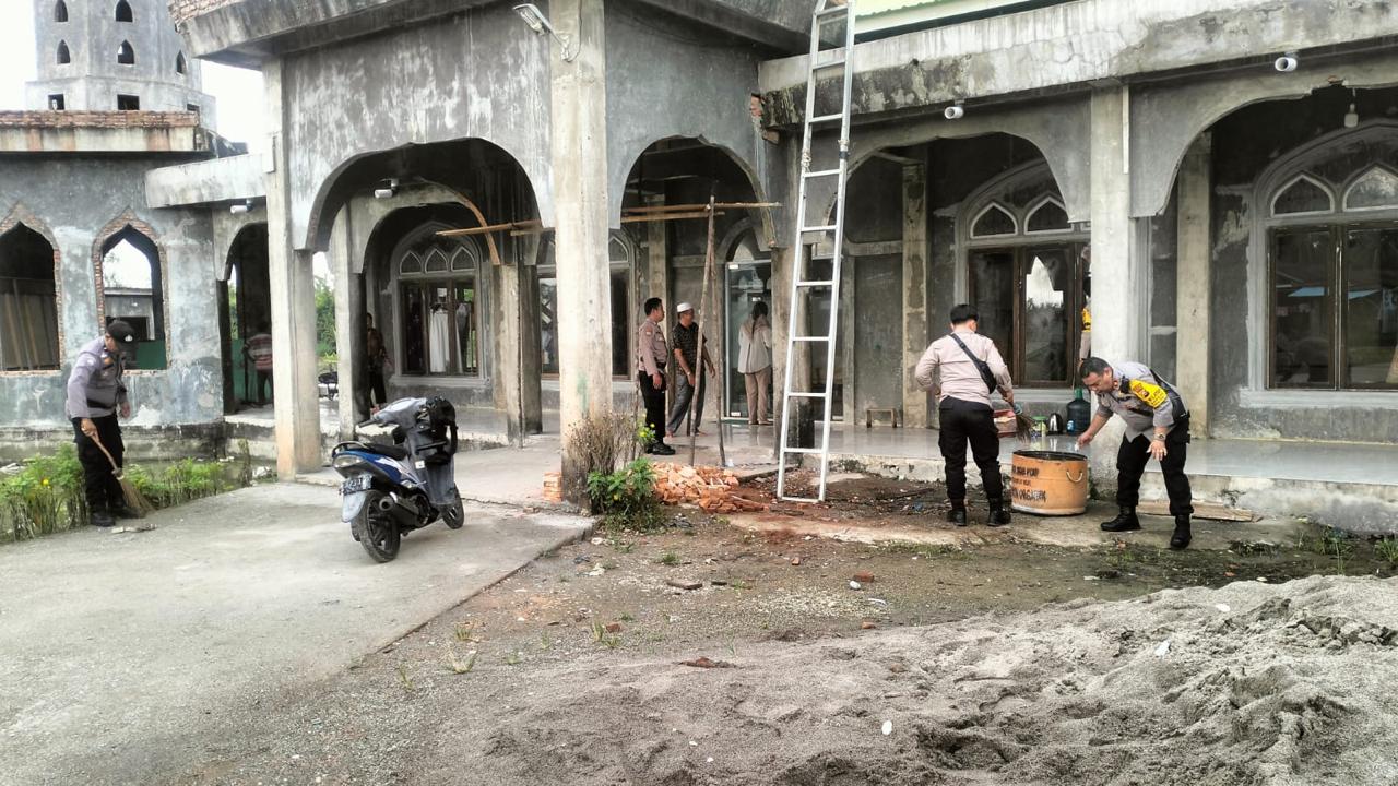 Jelang Pemilu, Polsek Bangko Gelar Giat Sosial Bersih-bersih Masjid