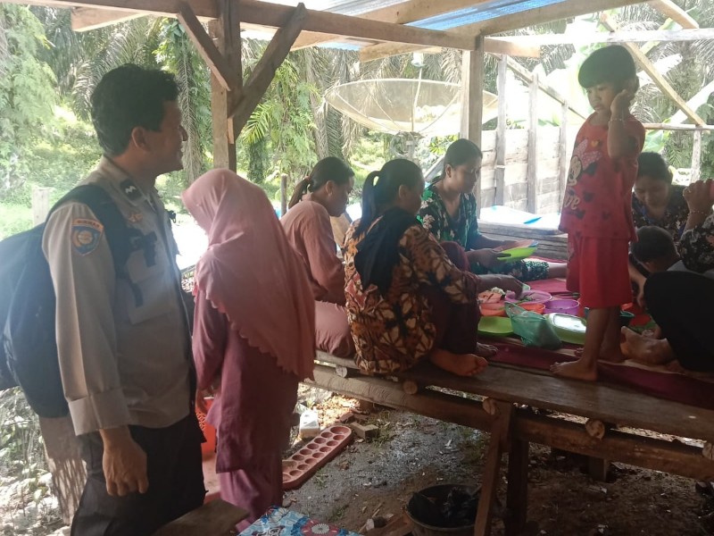 Sambangi Ibu-Ibu Arisan, Polsek Kemuning Sampaikan Pesan Kamtibmas Pemilu 2024