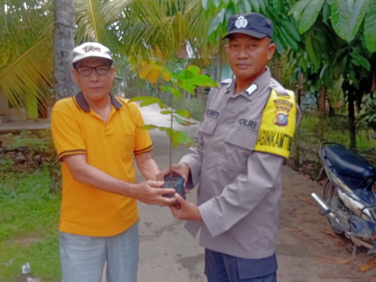 Polsek Kuantan Hilir Tanam Bibit Lengkeng Dukung Program Kapolda Riau