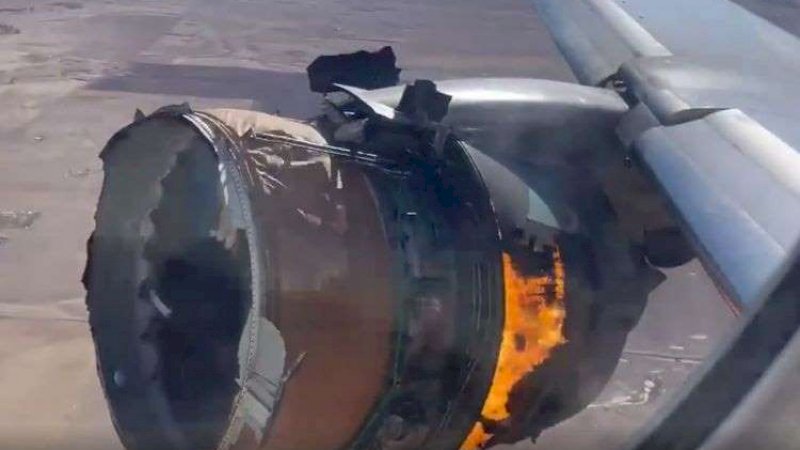 Ngeri, Proses Pendaratan Darurat United Airlines Akibat Mesin Kanan Pesawat Meledak dan Terbakar