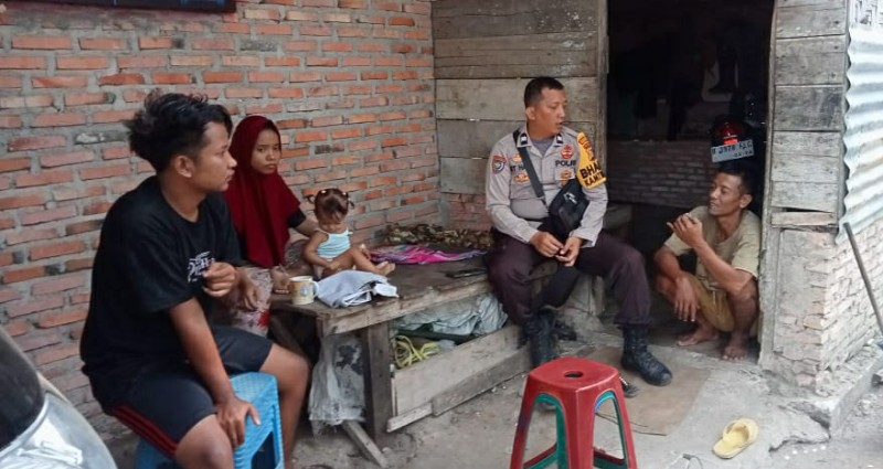 Bhabinkamtibmas Teluk Pulau Hulu Sosialisasikan Pesan Cooling System untuk Ciptakan Pilkada Damai 2024