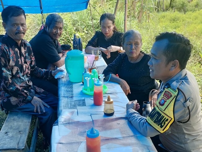 Bhabinkamtibmas Lenggadai Hulu Ingatkan Warga Rokan Hilir Jelang Pilkada 2024 untuk Hindari Politik Uang dan Provokasi