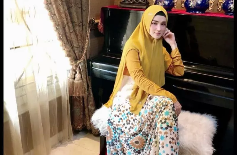 Masker Emas Mulan Jameela, Gaul Abis