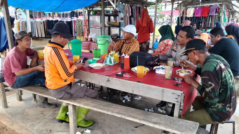 Bhabinkamtibmas Kepenghuluan Karya Mukti Ajak Pedagang Jaga Pilkada Damai di Pasar Kaget Rokan Hilir