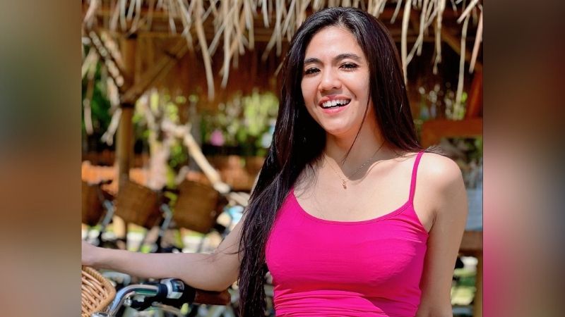 DJ Una Pakai Outfit ala Cewek Kue, Seger Kayak Es Pisang Ijo!