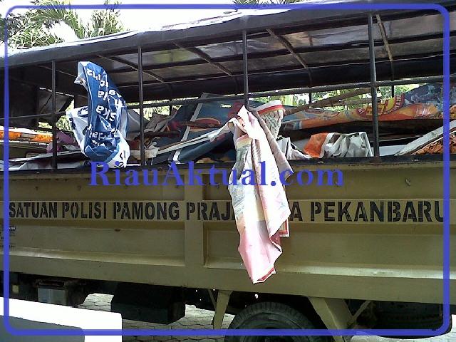 Kantor Satpol PP Kebanjiran Tumpukan Baliho dan Reklame Sitaan
