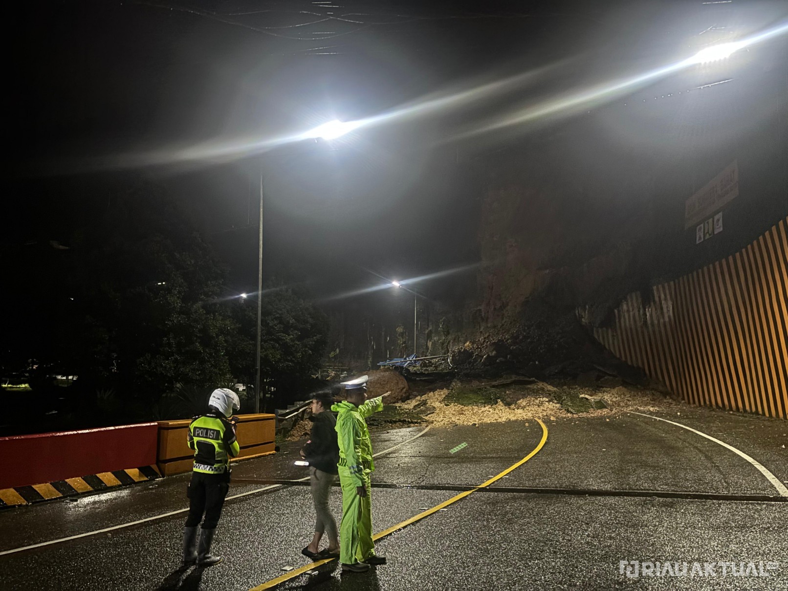 Material Longsor di Kelok 9 Sumbar Mulai Dibersihkan