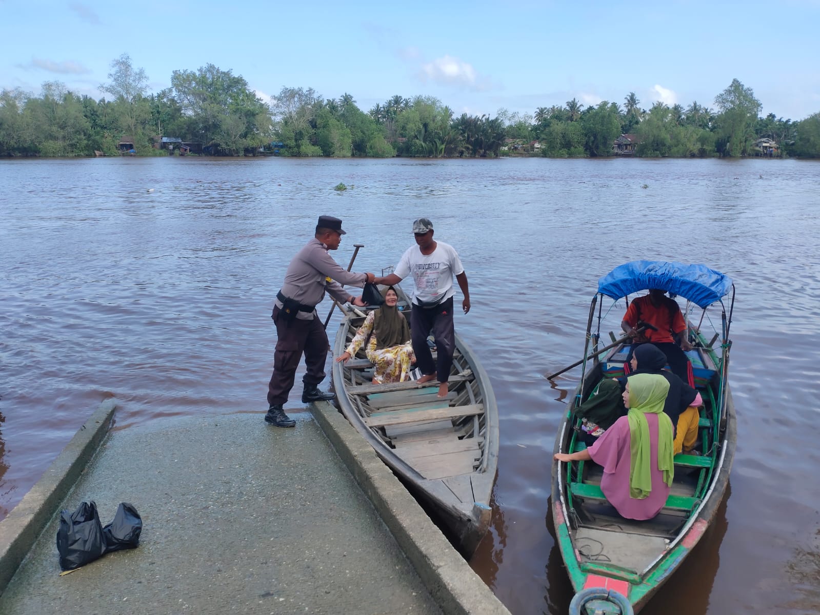 Polsek Keritang Sambangi Masyarakat Desa Lintas Luar untuk Sosialisasi Pemilu Damai 2024