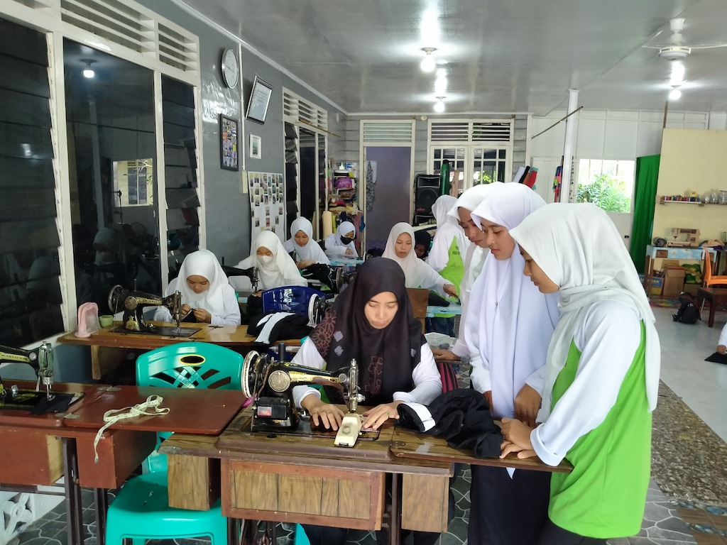 Wiwin Ayuni, Inspirasi Muda dari Bagan Siapiapi dengan Usaha Jahitnya