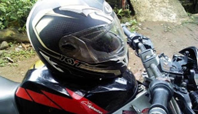 Alasan Taruh Helm di Atas Tangki Bensin Berbahaya