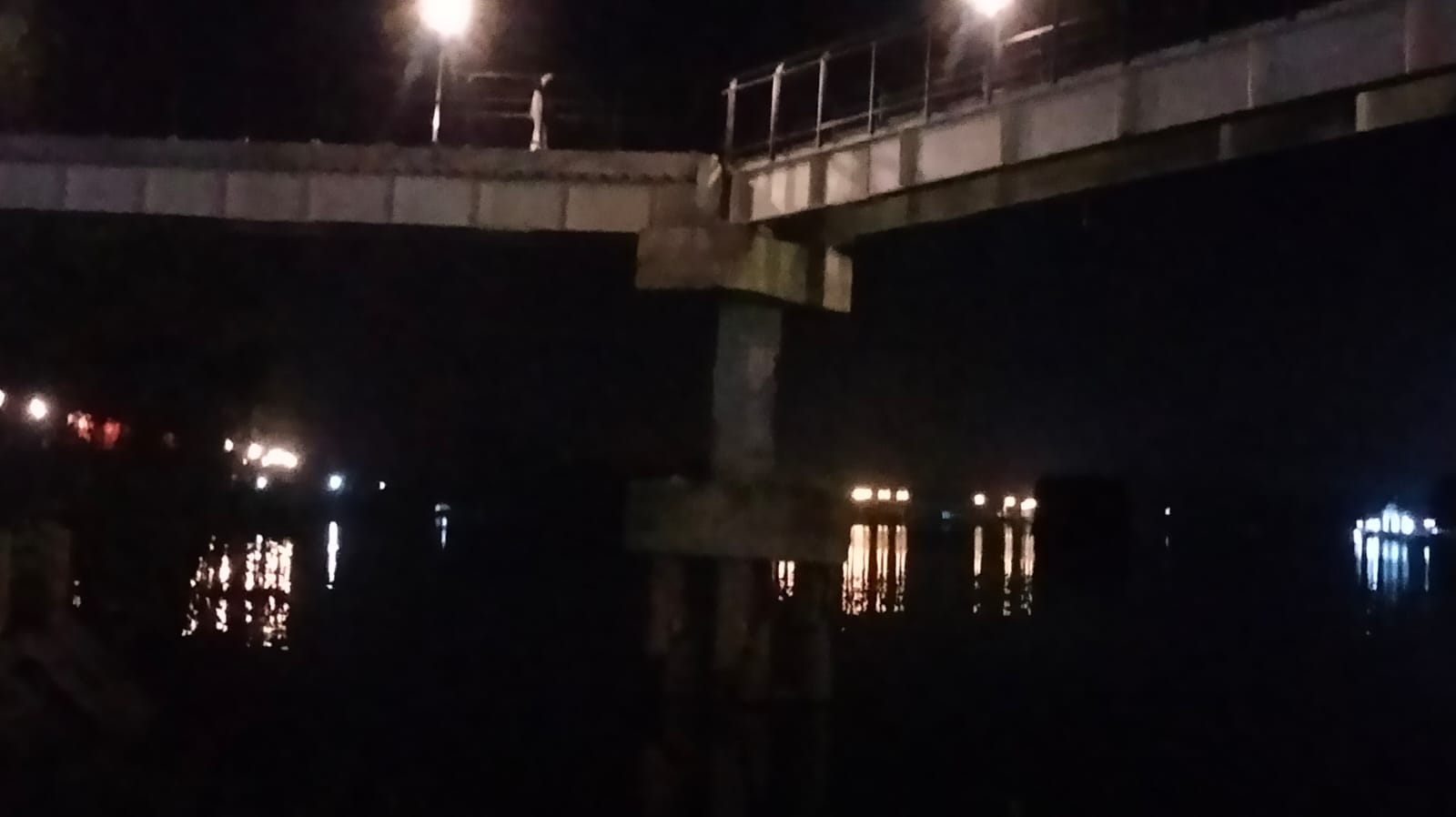 Kapal Tangker Pertamina Tabrak Tiang Jembatan Kaca Siak