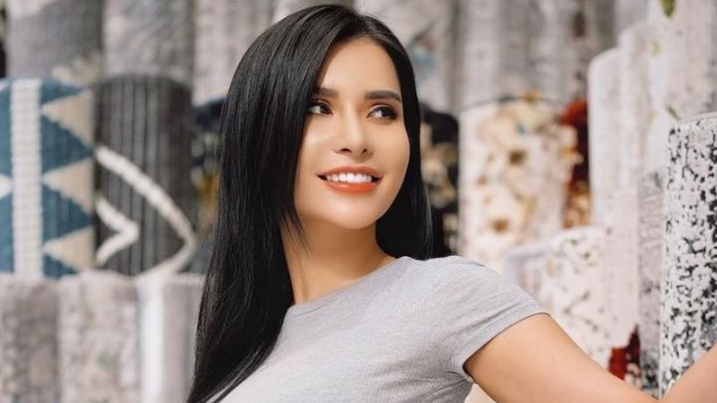 Pose Maria Vania Selonjoran di Karpet Merah Bikin Netizen Salfok