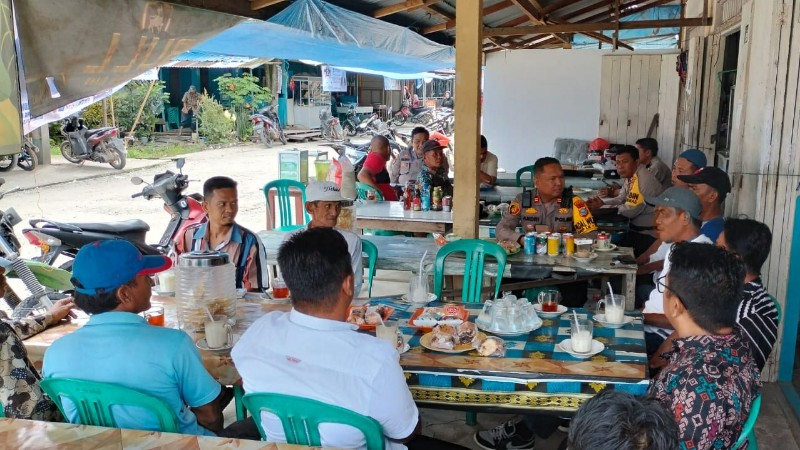 Kapolsek Gaung Ajak Warga di Kedai Kopi untuk Dukung Pilkada Damai 2024