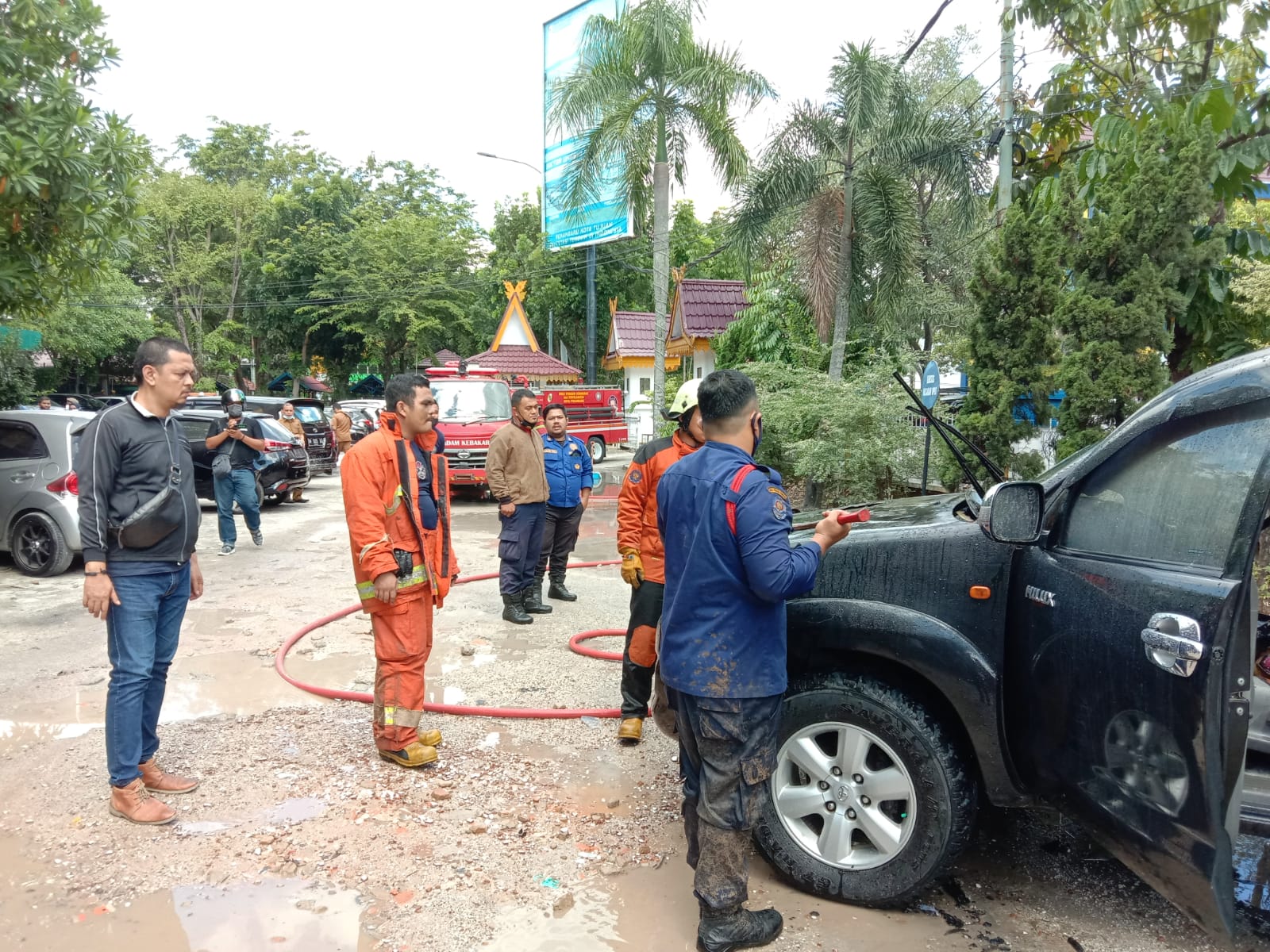 Toyota Hilux Terbakar di Parkiran MPP Pekanbaru Saat Pemilik Urus Perizinan