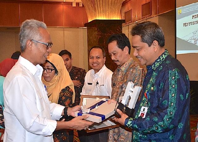 Provinsi Riau Terima Penghargaan dari Kementerian PU