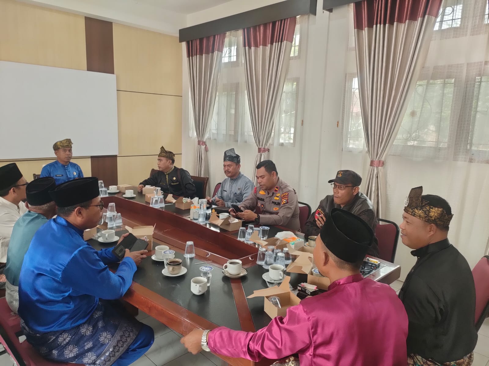 Ipda Khairul Silaturahmi dengan Mupika dan Tokoh Masyarakat, Wujudkan Pilkada 2024 Aman dan Damai