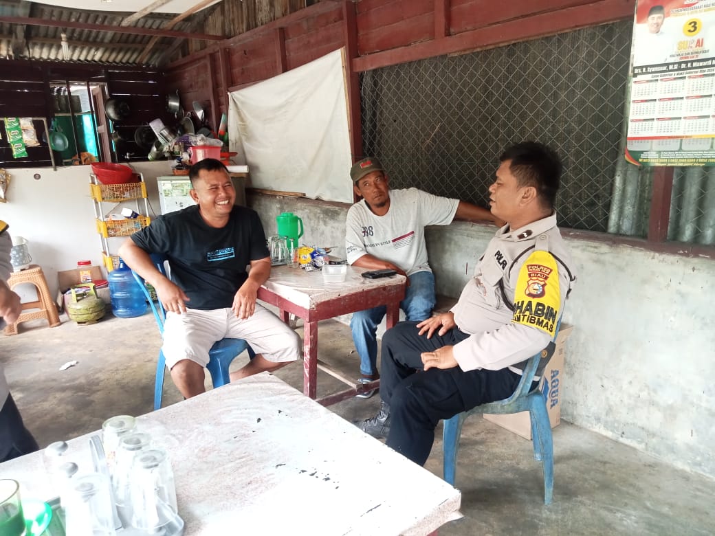 Bhabinkamtibmas Melayu Besar Kota Ajak Warga Hindari Politik Uang untuk Pilkada Damai di Rokan Hilir