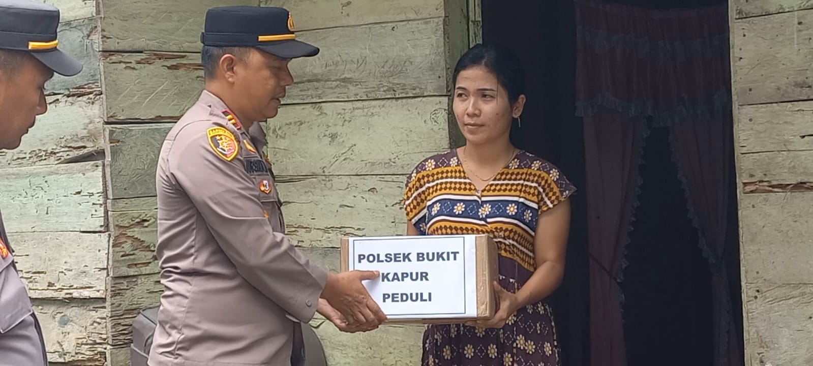 Bawa Sembako, Polsek Bukit Kapur Ajak Warga Jaga Kamtibmas Jelang Pemilu 2024