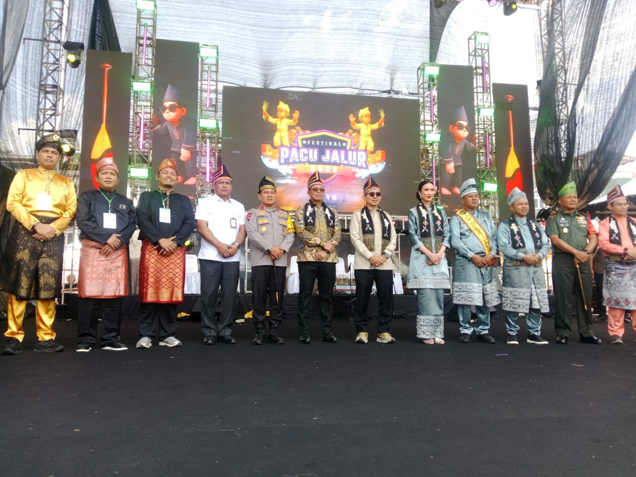 Menteri Pariwisata Resmi Buka Festival Pacu Jalur 2025 di Kuansing