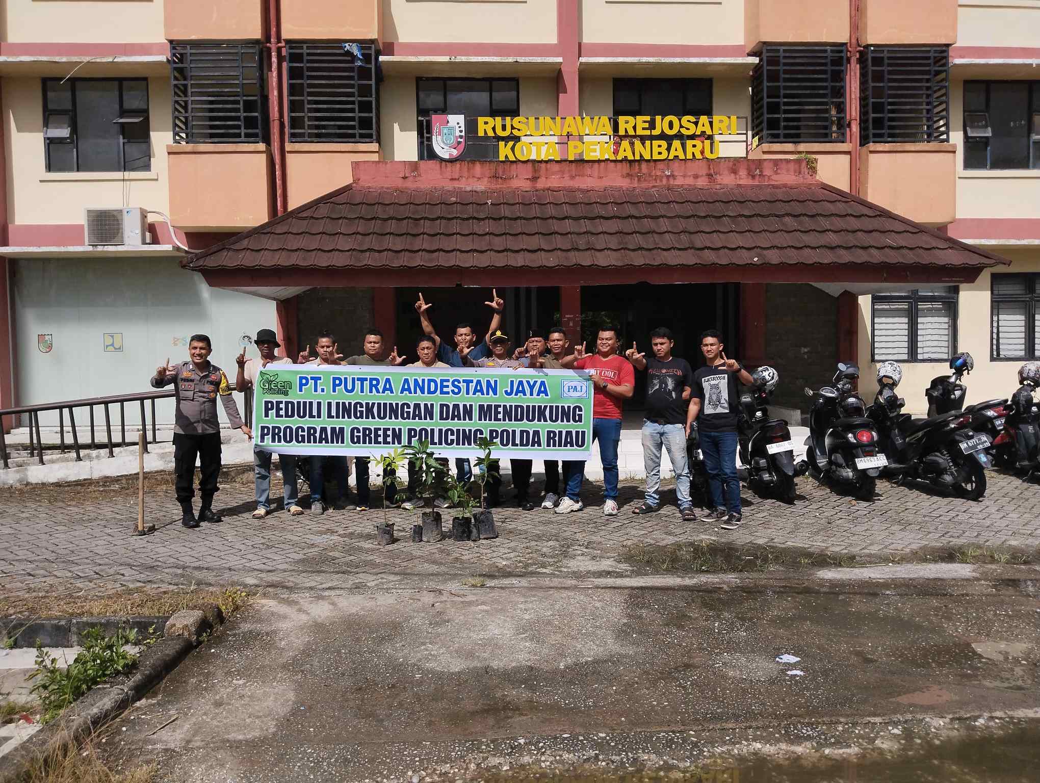 Dukung Program Green Policing Kapolda Riau, PT PAJ Tanam 50 Pohon di Tenayan Raya