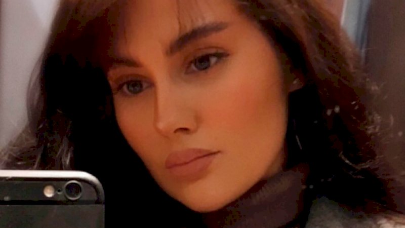 Duh! Wanita Cantik Ini Tewas saat Mandi Sambil Ngecas HP