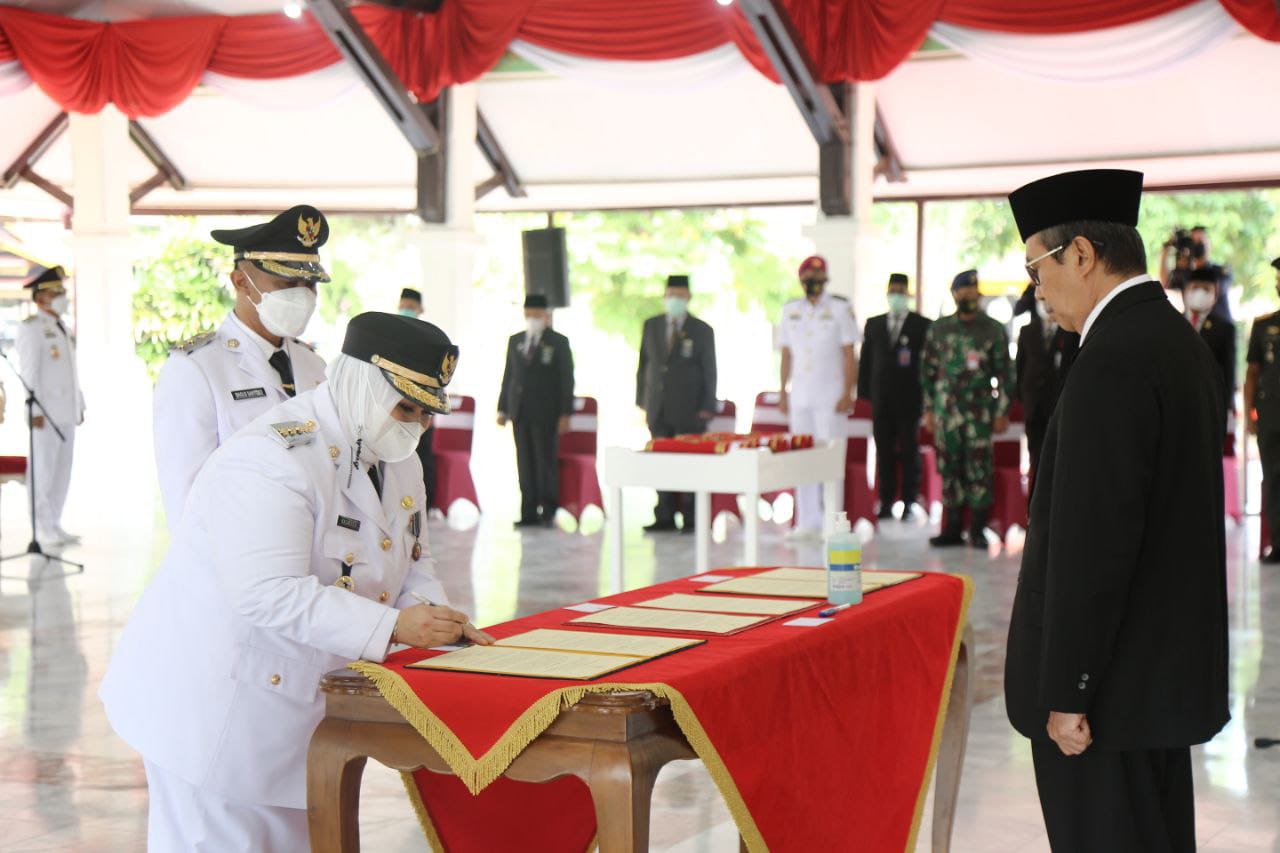 Kasmarni, Bupati Wanita Pertama di Provinsi Riau