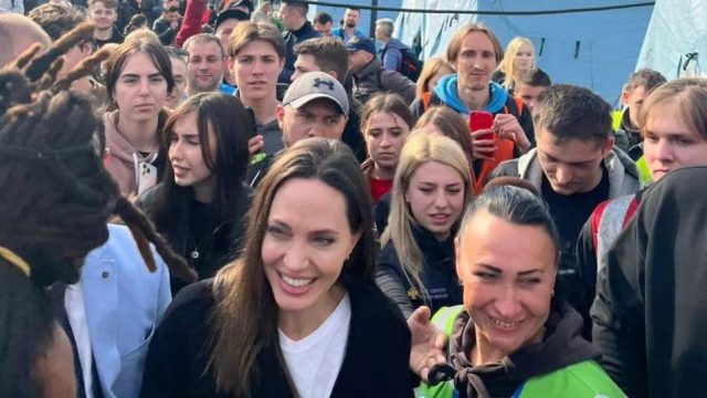Angelina Jolie Dilarikan ke Tempat Aman usai Kunjungi Pengungsi Ukraina