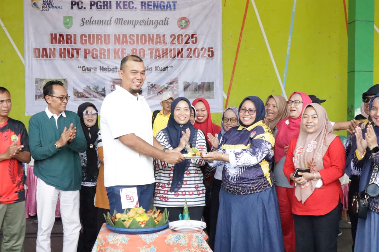 Peringati HGN dan HUT PGRI ke-80, Bupati Inhu Potong Tumpeng di RTH Rengat
