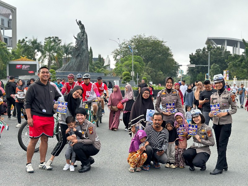 Personil Ditlantas Polda Riau Sosialisasikan Pesan Pemilu Damai pada Acara Car Free Day