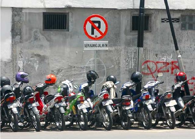 Warga Keluhkan Soal Parkir yang Menjamur