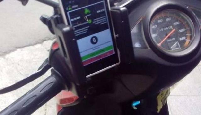 Taruh HP di Dasbor Motor Termasuk Pelanggaran Lalu Lintas
