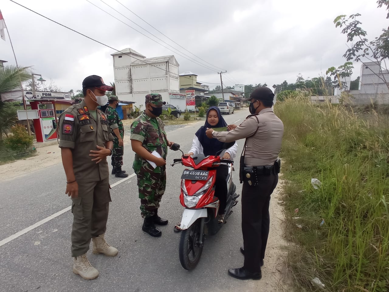 Dukung PPKM, Polsek Bunut dan TNI Lakukan Operasi Yustisi