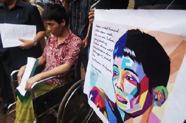 Seorang bocah rawat ayah yang lumpuh sendirian