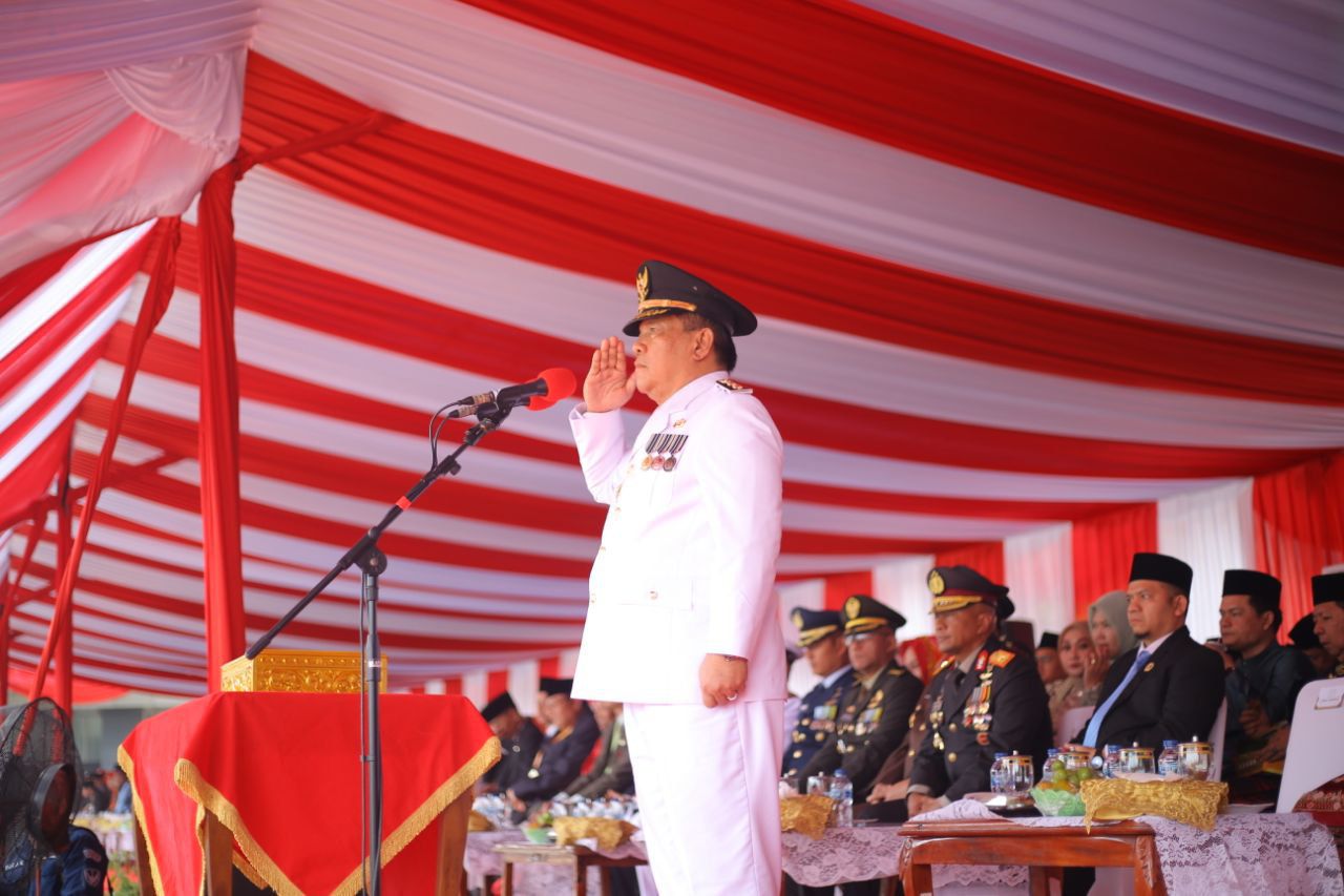 Pimpin Upacara Penurunan Bendera HUT ke-80 RI, Wagubri Harapkan Kemajuan Indonesia