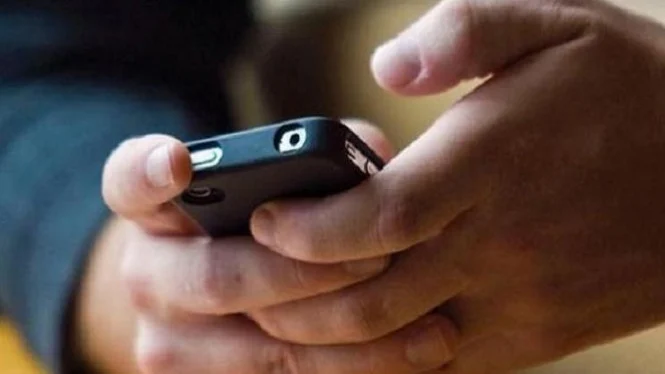 Empat Bahaya Sering Main Smartphone Sebelum Tidur