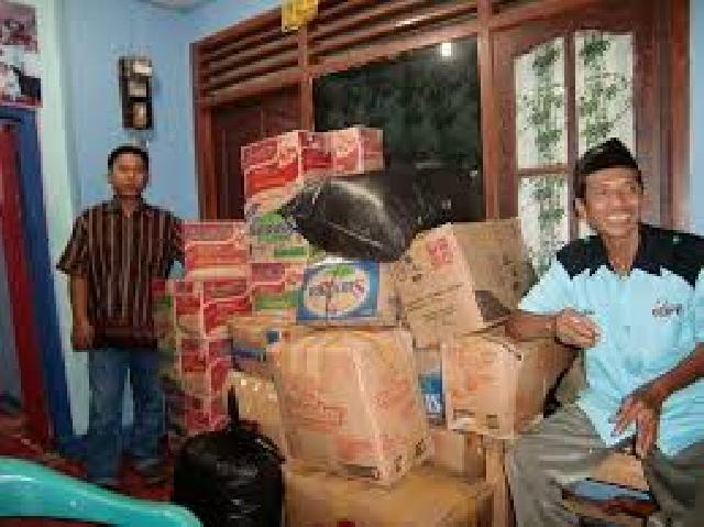 PKS Inhil Serahkan Bantuan Untuk Warga Musibah Kebakaran