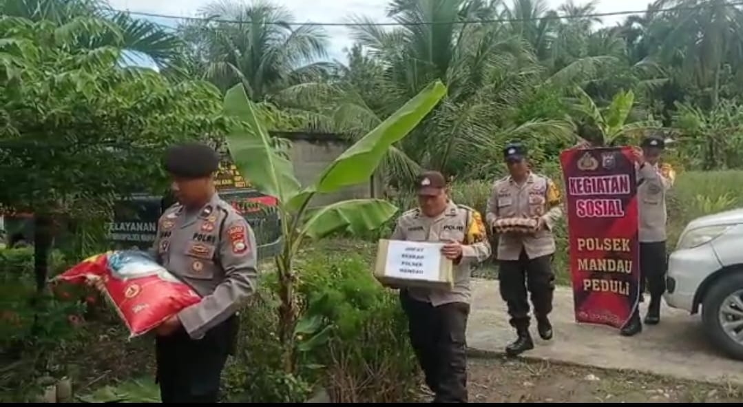 Polsek Mandau Berikan Bantuan Sembako Kepada Warga yang Kurang Mampu dan Sakit