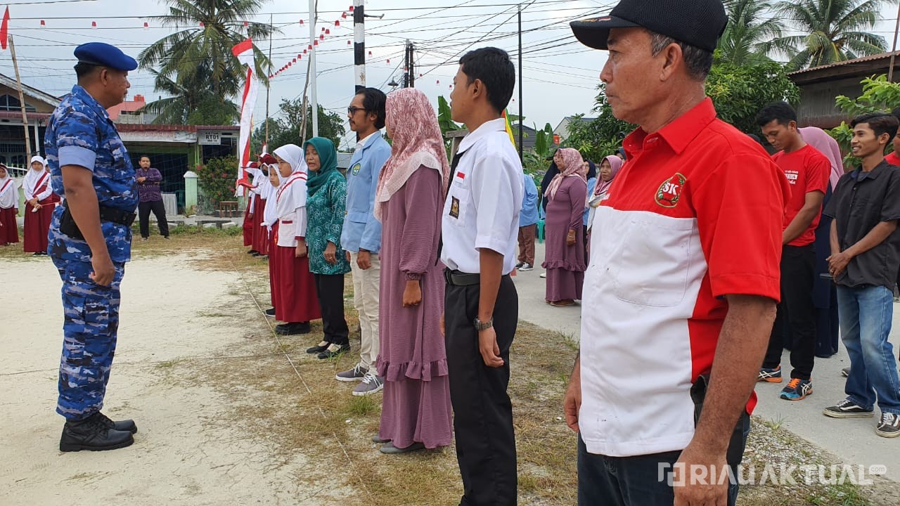 Prajurit TNI AU Pimpin Upacara di Lokasi Transmigrasi Pekanbaru