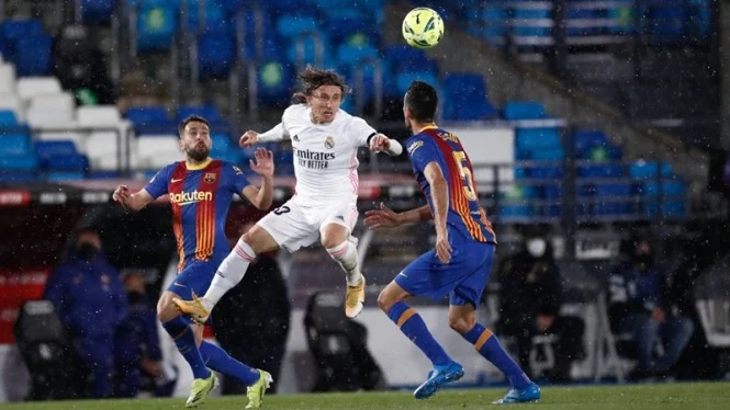 Real Madrid Kalahkan Barcelona, Casemiro Kartu Merah