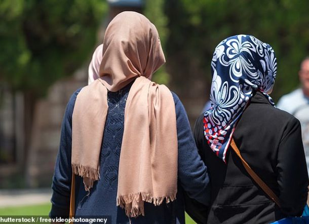 Whitehall: Populasi Kristen Terus Menurun, Muslim Inggris Lewati Angka 3 Juta