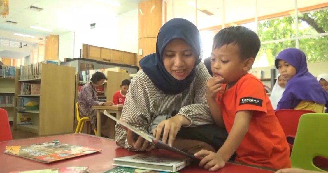 Orang Tua  Kreatif Alihkan Anak dari Gadget ke Buku Cerita dan Aktivitas Positif