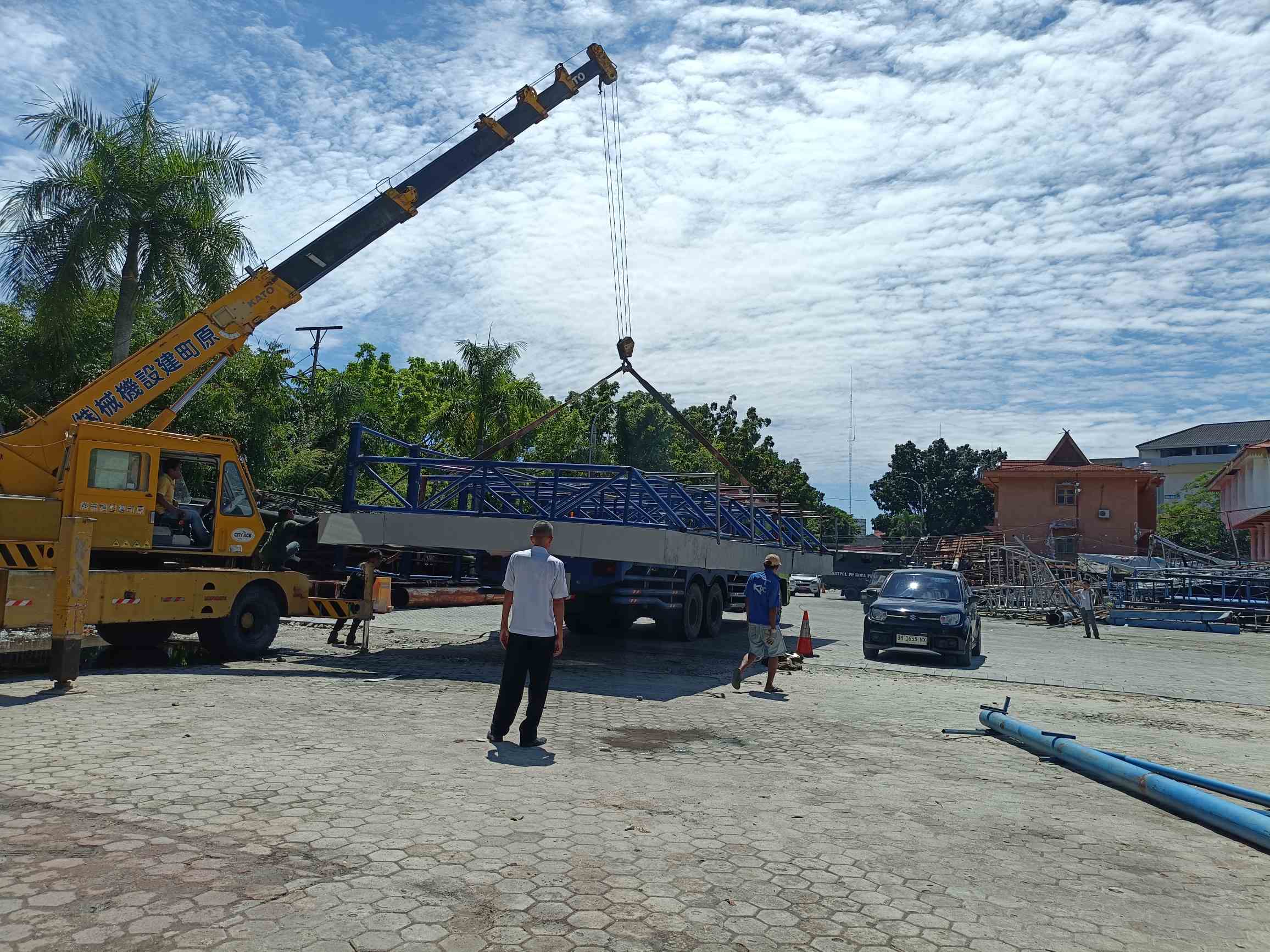 Tiang Reklame Sitaan di MPP Pekanbaru Dipindahkan Jelang Kedatangan Wamen PAN-RB